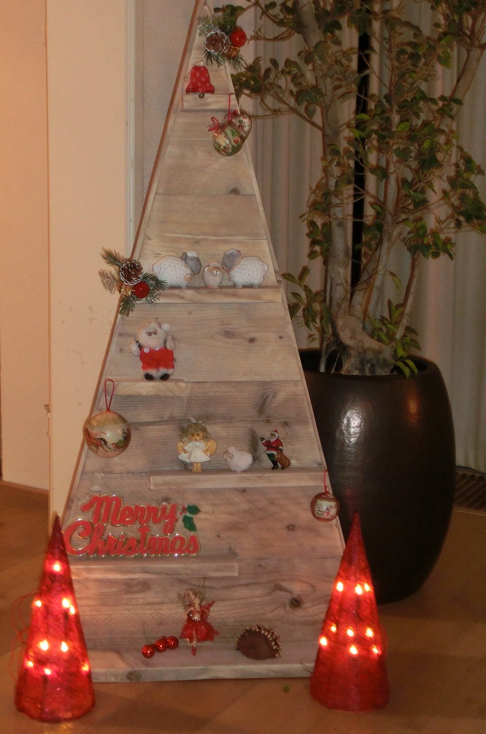 adviseren paars mixer Decoratieve houten Kerstboom met plankjes | Stoerhout Het Gooi