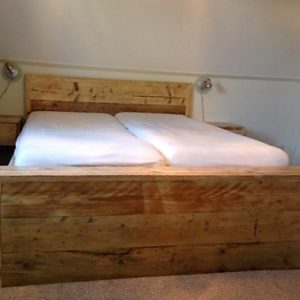 Door onze meubelmakers gemaakt houten 2 persoon bed met achterwand | stoerhout-hetgooi.nl