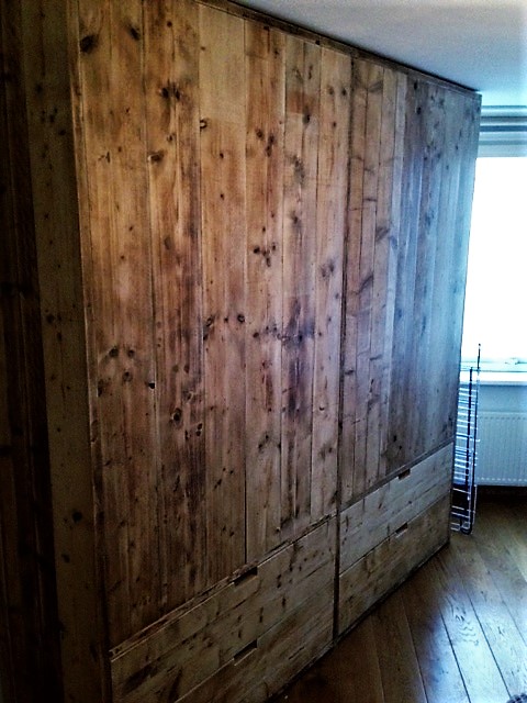Grote handgemaakte houten kledingkast met 4 deuren en 4 lades | stoerhout-hetgooi.nl