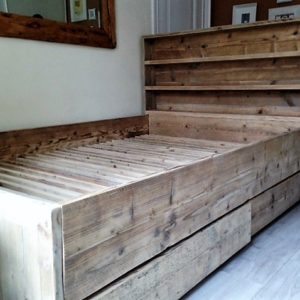 Handgemaakt 1 persoons houten bed met hoge achterwand met 4 planken | stoerhout-hetgooi.nl