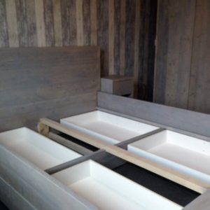 Tweepersoons handgemaakt houten bed met 4 lades | stoerhout-hetgooi.nl