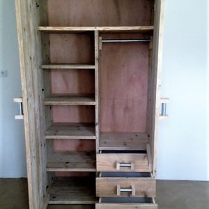 Handgemaakte houten kledingkast met 3 lades, 2 deuren, hanggedeelte en 6 legplanken | stoerhout-hetgooi.nl