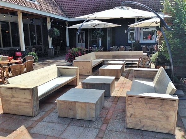 Handgemaakte houten loungeset bestaande uit 2 rechte banken, 1 hoekbank en 4 tafels | stoerhout-hetgooi.nl