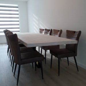 Handgemaakte rechthoekige eettafel met zwarte stalen middenpoot | stoerhout-hetgooi.nl