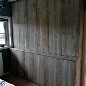 Handgemaakte wand kledingkast met 6 grote deuren / 6 kleine deuren en verschillende legplanken en hanggedeelte | stoerhout-hetgooi.nl