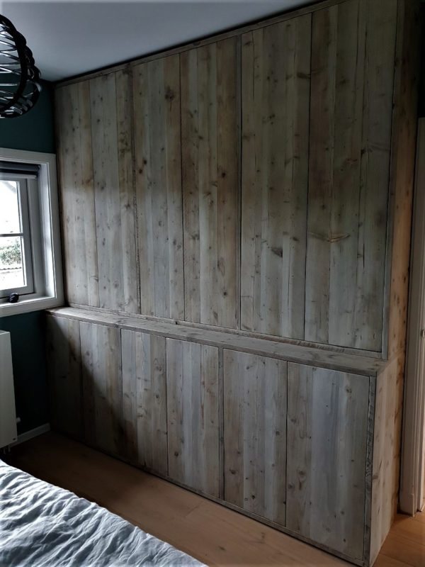 Handgemaakte wand kledingkast met 6 grote deuren / 6 kleine deuren en verschillende legplanken en hanggedeelte | stoerhout-hetgooi.nl