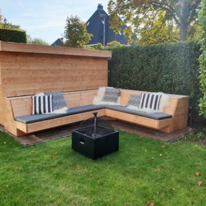 Handgemaakte zwevende Douglas houten hoek loungebank voor in de tuin | stoerhout-hetgooi.nl