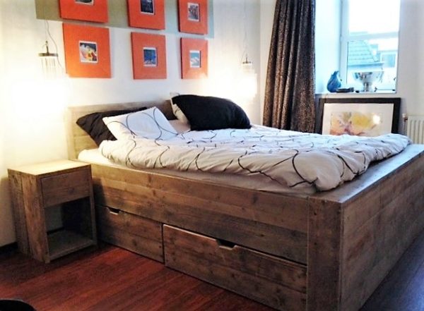 Houten met de hand gemaakte twijfelaar (bed) met 4 lades | stoerhout-hetgooi.nl