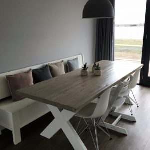 Met de hand gemaakte houten 6 persoons tafel met witte houten X-poten | stoerhout-hetgooi.nl