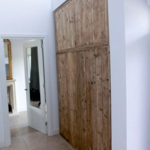 Met de hand gemaakte houten garderobe inbouwkast met 8 deuren voor in de gang | stoerhout-hetgooi.nl