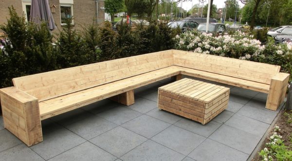 Met de hand gemaakte steigerhouten lange hoek loungebank met open onderkant | stoerhout-hetgooi.nl