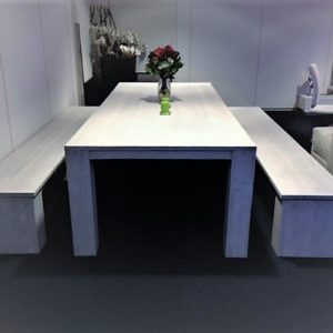 Mooi afgewerkte handgemaakte 8-10 persoons houten tafel met bijpassende houten banken | stoerhout-hetgooi.nl