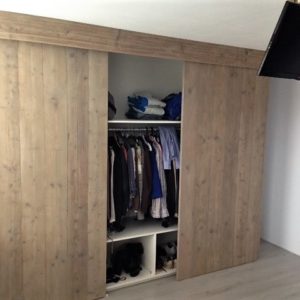 Mooi afgewerkte handgemaakte houten kledingkast met schuifdeuren, legplanken en hanggedeelte | stoerhout-hetgooi.nl