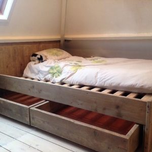 Op maat gemaakt houten bed (twijfelaar) voor 1 persoon met 2 lades | stoerhout-hetgooi.nl