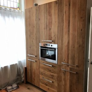Op maat gemaakte houten keukenkast voor koelkast, oven en opslag | stoerhout-hetgooi.nl