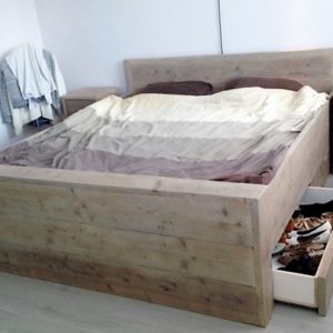 Vakkundig met de hand gemaakt 2 persoons houten bed met 4 lades | stoerhout-hetgooi.nl