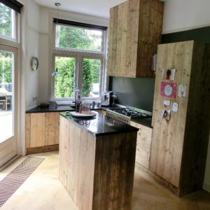 Volledig met de hand gemaakte stoere houten keuken met keukeneiland | stoerhout-hetgooi.nl