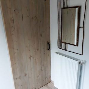 Zeer fraai met de hand vervaardigde garderobekast met houten schuifdeur voor in de hal | stoerhout-hetgooi.nl